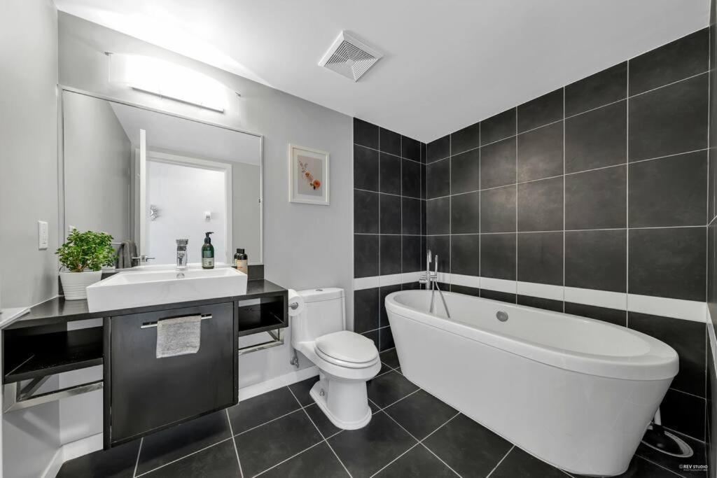 Spacious Dt 2-Bdr High-Rise With View, Pool, Gym Vancouver Exterior photo