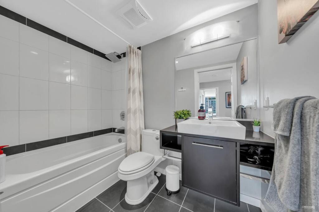 Spacious Dt 2-Bdr High-Rise With View, Pool, Gym Vancouver Exterior photo
