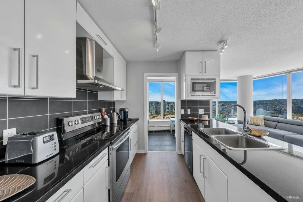 Spacious Dt 2-Bdr High-Rise With View, Pool, Gym Vancouver Exterior photo