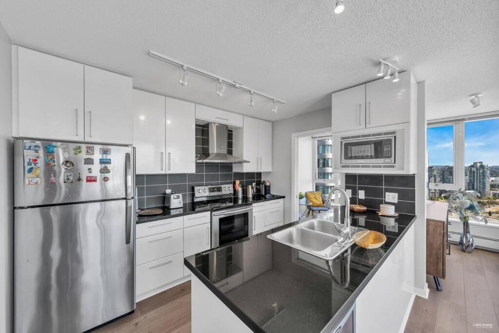Spacious Dt 2-Bdr High-Rise With View, Pool, Gym Vancouver Exterior photo